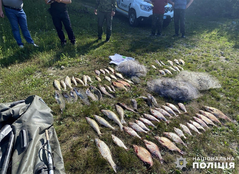 На річці Ушиця водні поліцейські виявили браконьєра