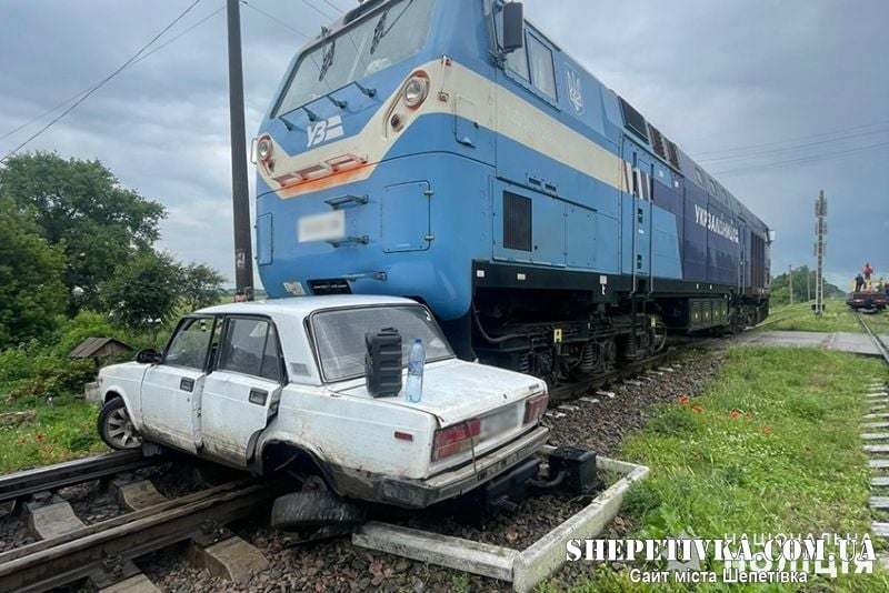 
Водій напідпитку зіткнувся з тепловозом: поліцейські склали два протоколи
