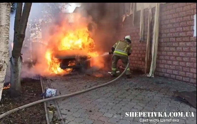 Полонські рятувальники ліквідували пожежу легкового автомобіля