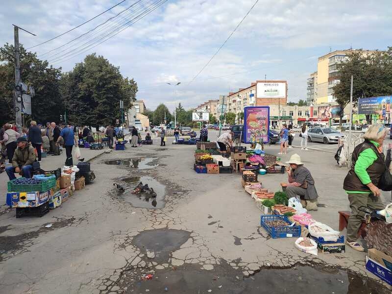 У Кам'янці-Подільському впорядковуватимуть вуличну торгівлю: куди хочуть перенести стихійний ринок