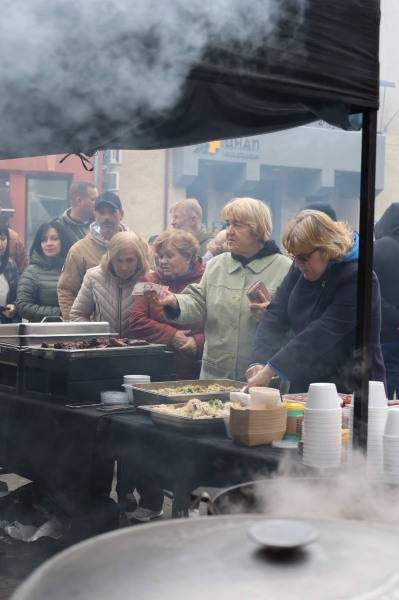 В центрі Івано-Франківська всіх охочих пригощають бограчем (ФОТО)