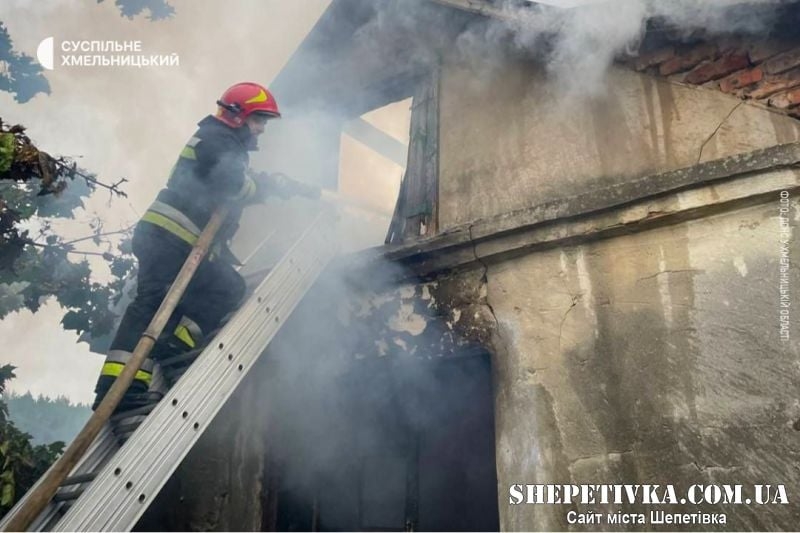 На Шепетівщині рятувальники під час гасіння пожежі виявили тіло чоловіка