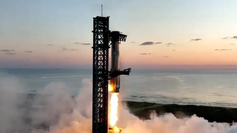 Перший ступінь ракети SpaceX Super Heavy успішно приземлився «в руки» вежі Mechazilla