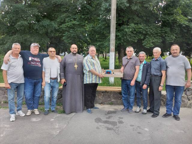 Виходять на вулицю і грають: як «Музики Надгориння» з Ізяслава зібрали понад 200 тисяч на допомогу ЗСУ